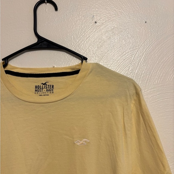 Hollister Men's Light Yellow Short Sleeve Tee - Picture 5 of 7